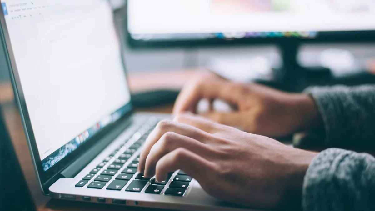 Gestion d'une activité secondaire d'aide-comptable sur ordinateur portable - Snipay
