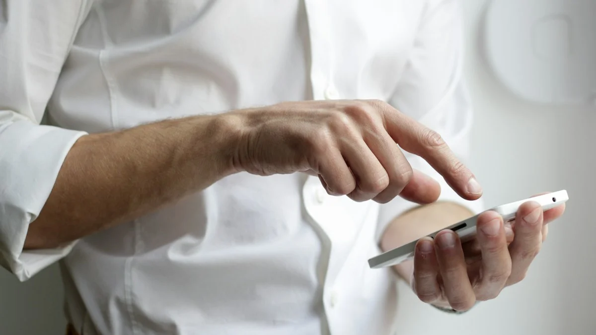 Entrepreneur using online mobile accounting app for fast Canadian business invoicing - Snipay