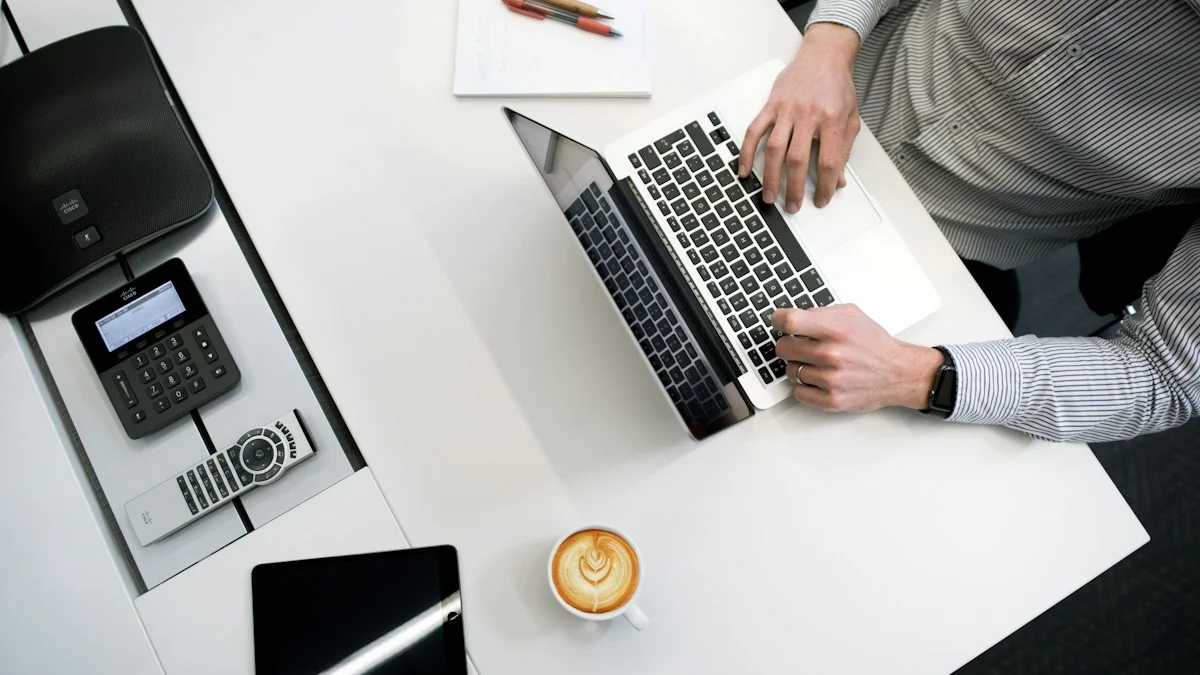 Spécialiste financière travaillant avec flexibilité sur ordinateur portable - Snipay
