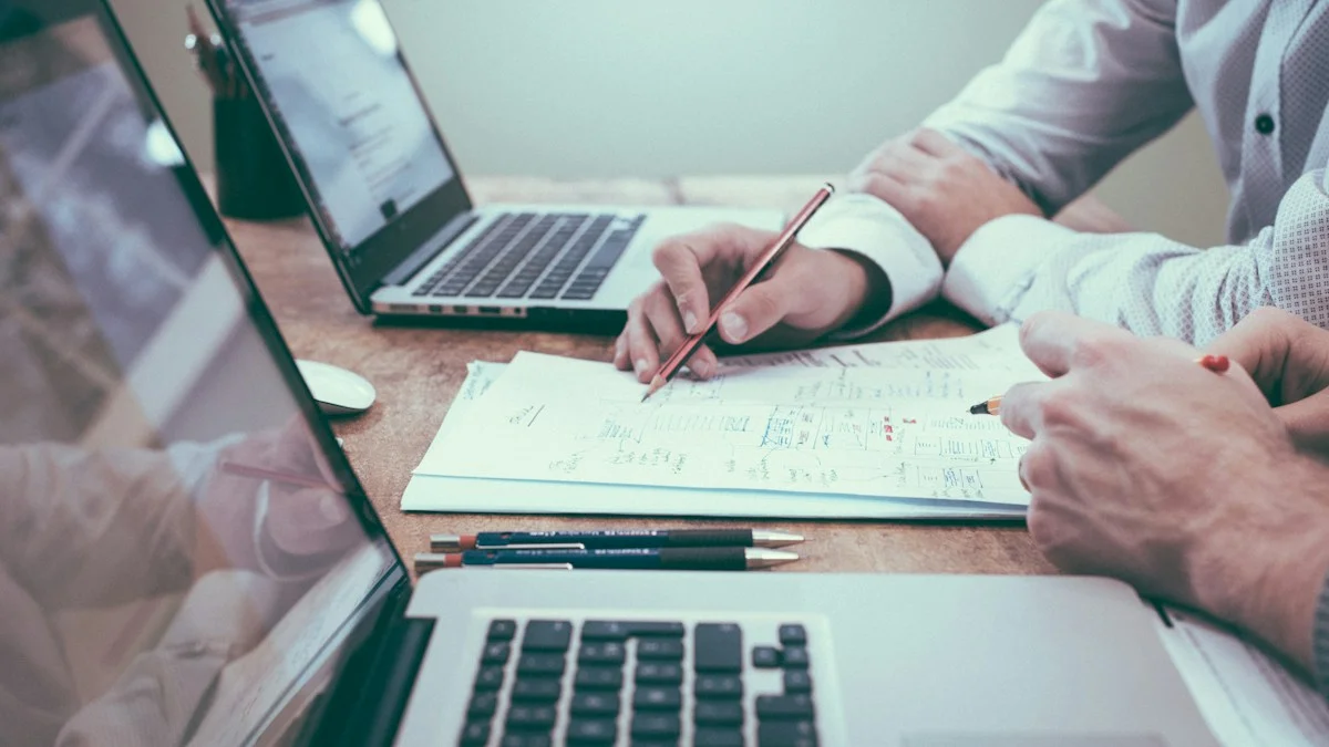 Équipe d'experts financiers examinant le périmètre des livrables comptables - Snipay
